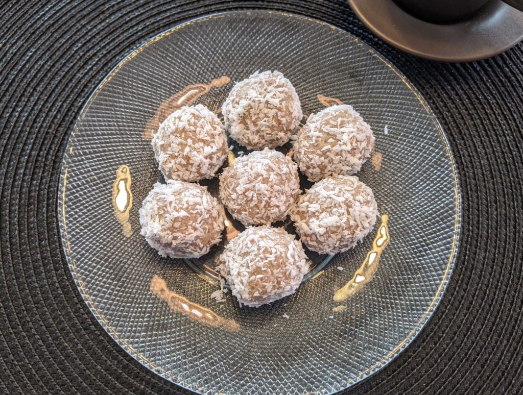 Coconutty protein balls